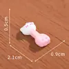 Paisaje en miniatura con un gatito lindo, utensilios de cocina y juguetes de comida realistas - una decoración de casa de muñecas para crear una escena en miniatura, un artículo decorativo DIY y un pequeño adorno de mesa