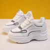 En la primavera y el verano de 2022, las nuevas zapatillas dad de malla casual con aumento interior, suela gruesa para correr y viajar, color blanco