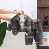 Traje para Niños para Primavera y Otoño 2026 Nuevo Conjunto de Otoño Ropa de Bebé para Niños Pequeños Estilo Coreano Mezclilla Manga Larga Conjunto de Tres Piezas Moderno