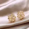 Aretes pequeños de flor dorada aretes cepillados aretes de moda de alto nivel venta al por mayor