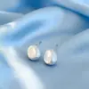 Nuevos Pendientes Pequeños de Frijol Dorado Minimalistas Versátiles para Mujer, Diseño de Nicho Coreano y Japonés, Pendientes Redondos Irregulares de Moda