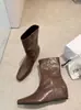 Botas Femininas de Couro Macio com Bico Quadrado Estilo Retrô Francês para Outono Inverno Novo Estilo Botas para Baixinhas que Aumentam a Altura Internamente Emagrecimento Botas Femininas para Ir ao Trabalho