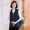 Colete jeans 100% algodão para mulheres, novo estilo outono 2026, com gola lapela, bolsos grandes e zíper, perfeito para sobreposição e versátil em diversos looks.