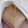 [Acero de titanio] Collar de oro real con microincrustaciones de libélula hueca de alce ligero y lujoso para mujer, accesorios de cadena de clavícula de color rojo cibernético.