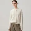 La nueva colección de otoño e invierno de la estación europea presenta un color liso, cuello alto, diseño de crochet calado y un lujoso y suave cárdigan de punto de cachemira.