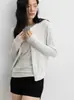 Cárdigan de cachemira para mujer, una prenda de alta gama para otoño/invierno, perfecto como capa base o exterior, con un tejido elástico y amigable con la piel y un diseño de punto abotonado