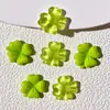 Accesorios de resina de la serie trébol de cuatro hojas de la suerte, sólidos y translúcidos, materiales de decoración para fundas de teléfono DIY de color crema y accesorios para el cabello al por mayor