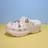 Novos tamancos forrados com fleece para mulheres, inverno antiderrapante interno quentes com sola grossa desenho animado acessório pantufas de algodão