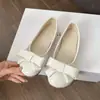 Sapatilhas femininas de bico redondo e estilo francês suave, para outono e inverno, com laço, adequadas para combinar com saias, bico baixo, sapatilhas versáteis
