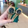 Série Diário de Microempresa Relógio Casal Pulseira de Quartzo Calendário Anel Dente de Cachorro Dourado Relógio com Pulseira de Aço Relógio da Rua Danny