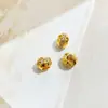 Contas em ouro 14K altamente resistentes à cor, em formato de gato com corte baguete e furos passantes, apresentando design de moeda e adornos de zircônia, para joias e acessórios artesanais DIY