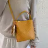 Bolso pequeño súper popular para mujer, nuevo bolso de hombro de nicho de verano 2026, bolso cruzado tipo cubo
