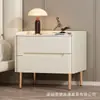 Mesa de Cabeceira Multifuncional com Painel de Pedra 2026 Novo Luxo Leve Sensação de Alto Padrão Armário de Quarto de Casa Pequeno Madeira Maciça Estilo Creme