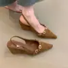 Primeiro Encontro Sandálias Plataforma Bico Fino Estilo Retro Ji para Mulheres Senso de Design Nicho Fivela de Metal Costas Abertas Sapatos de Salto Único Suaves Exquisitos