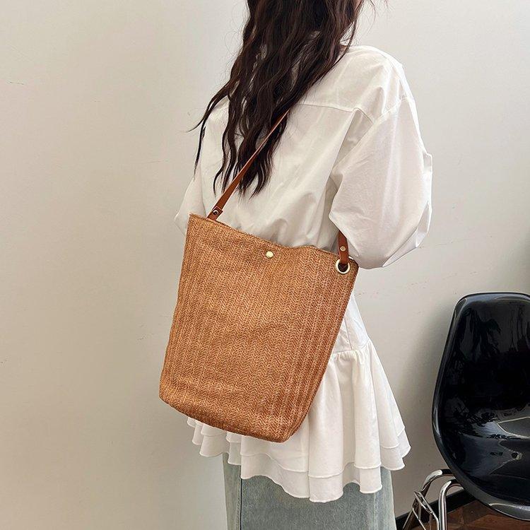 编织包女包新款潮2024夏草编简约百搭小清新水桶包个性单肩斜