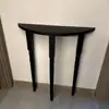 Xiaohongshu Mesa de Exhibición de Entrada de Madera Maciza Curva de Lujo Sólido para Pasillo Moderno para Uso Doméstico en la Sala de Estar Contra la Pared, Diseño Negro Simple