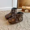 Botas de Couro Xadrez Infantis 2026 Outono/Inverno Novas Botas Martin de Cano Médio para Meninas Estilo Britânico Xadrez Retro Botas Longas Versáteis