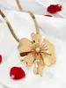 Set de Joyería Dulce y Lindo Transfronterizo, Collar con Colgante de Flor a la Moda y Personalizado, Aretes de Flor, Collar y Aretes