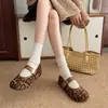 Zapatos de gamuza estilo coreano para otoño 2026, suela suave, venta al por mayor, estampado de leopardo, zapatos de un solo color bajos para mujer, zapatos Mary Jane planos, modelo nuevo retro