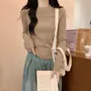 Nova Camisa Térmica Feminina Slim Fit Outono 2026 com Design Irregular e Manga Longa Única