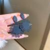 Brincos geométricos de flor de camélia com incrustação de diamante negro vintage Agulha de Prata brincos de moda de nicho brincos de luxo leve de alta qualidade para mulheres