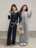 Conjunto de Tricô com Capuz Color Block, Suéter de Manga Curta e Calça Reta de Pernas Largas, Novo Design Outono/Inverno 2026 para Mulheres