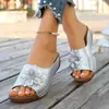 Sapatos Femininos de Grande Tamanho para Comércio Exterior Nova Coleção Primavera e Verão 2026 Sandálias Peep-Toe de Salto Plataforma Grossa para Uso Externo com Decoração Floral