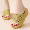 Pantuflas de tacón alto para mujer para uso exterior de verano suela gruesa de moda para el hogar antideslizantes zapatos de madre suela suave sandalias de cuña social