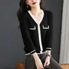 Elegante y estiloso top de punto para mujer con manga tres cuartos, estilo corto, nuevo modelo otoño e invierno 2026, hermosa camiseta interior de seda helada con cuello en V