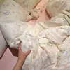 Juego de tres piezas de hilo de algodón de doble capa estilo Ins Una funda de almohada floral de gasa de algodón puro respetuosa con la piel un par de sábanas de color sólido