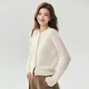Elegante y versátil cárdigan de manga larga para mujer, con cuello redondo, cierre de botones y una silueta estilizada, hecho 100% de cachemira