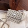 Moda de estilo occidental Bolso cuadrado pequeño 2025 Invierno Nuevo estilo Atmosférico Personalizado Retro Simple Moda Portátil Bolso bandolera