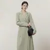 Outono 2026 Novo Estilo Textura Fluida Verde para o Trabalho Vestido Longo Transmissão ao Vivo Distribuição