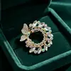 Broche Mariposa de Diamantes Coloridos de Lujo Juvenil 2026, Broche Hueco de Aleación Full Diamond, Accesorio para Traje y Vestido, Ramillete