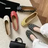 Alta calidad~Diseño de nicho, sin duplicados, bailarinas con remaches, nuevos zapatos planos elegantes de otoño 2026, zapatos de un solo color