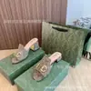 Sandalias de Goma para Comercio Exterior Marca g Puntera Cuadrada Modelo Nuevo 2026 Sandalias de Deslizamiento para Exteriores con Tacón Grueso Metálico y Hebilla de Caballo en Colores Caramelo