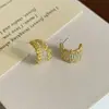 Pendientes de Plata de Ley 925 Nuevos Ligeros de Lujo Incrustados con Diamantes en Forma de C Súper Brillantes Personalidad Exquisita Estilo Ins Sentido del Diseño de Nicho Pendientes de Botón Elegantes