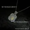 Colgante bañado en plata con calcedonia verde hielo y ágata blanco, forma cuadrada pequeña, cadena para la clavícula de lujo ligero, disponible para venta al por mayor