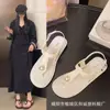 Sandálias Rasteirinhas Tanga Francesas para Mulheres 2026 Verão Novo Estilo Moda Design de Pérola Sola Macia Sapatos Romanos de Praia