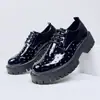 Novos sapatos de couro pretos de cadarço, com tachas, solado plataforma e que aumentam a altura, quatro estações, modernos e versáteis para uso formal e casual, disponíveis em tamanhos grandes até 46 para homens
