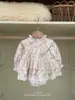Nova coleção de outono de macacões de bebê: Macacão de veludo cotelê estilo coreano com acabamento em renda, macacão vestido estilo princesa e conjunto de peça única para bebês meninas