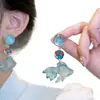 Pez nadando en el cielo azul, Colgante de carpa azul, Pendientes de perlas para mujer, Pendientes adecuados para el verano, Pendientes de diseño nicho