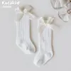Meias de algodão de alta qualidade para primavera e outono para crianças, meias de cor sólida com acabamento em renda para meninas, meias para bebês, meias para recém-nascidos, meias de princesa com laço