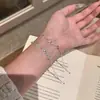 Nuevo brazalete de corazón con lazo, estilo coreano, lujo ligero, diseño de nicho, irradia una sensación de alta gama, joyería con forma de corazón de circonita cúbica rosa, un regalo perfecto para tu novia