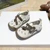 Sandálias de Velcro da Moda para Meninas 2026 Novo Estilo de Verão Tamancos Casuais Versáteis com Solado Macio e Biqueira Fechada para Meninos