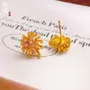 Brincos de Ouro com Areia Vietnamita Que Não Desbotam por Muito Tempo. Brincos Femininos de Luxo Acessível com Design de Nicho, Fivela de Ferradura e Crisântemo São Exquisitos e Versáteis