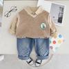 Traje de manga larga para niños 2024, nuevo conjunto de tres piezas con chaleco de dinosaurio estilo occidental informal de otoño para niños, moda para bebés