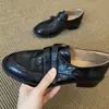 2026 mocassins femininos de couro estilosos e modernos, versáteis, novos para o dia a dia, com duas tiras de velcro e salto grosso