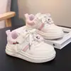 Zapatillas para niñas 2026 primavera y otoño nuevo modelo infantiles transpirables versátiles cómodas zapatos blancos para bebé antideslizantes zapatos deportivos de moda