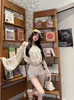 Camisa vintage de lunares estilo francés sin hombros y manga larga para mujer, blusa off-shoulder de moda única y chic para otoño